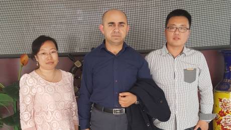 Our sales representatives are guiding our customers visiting our factory and workshop.